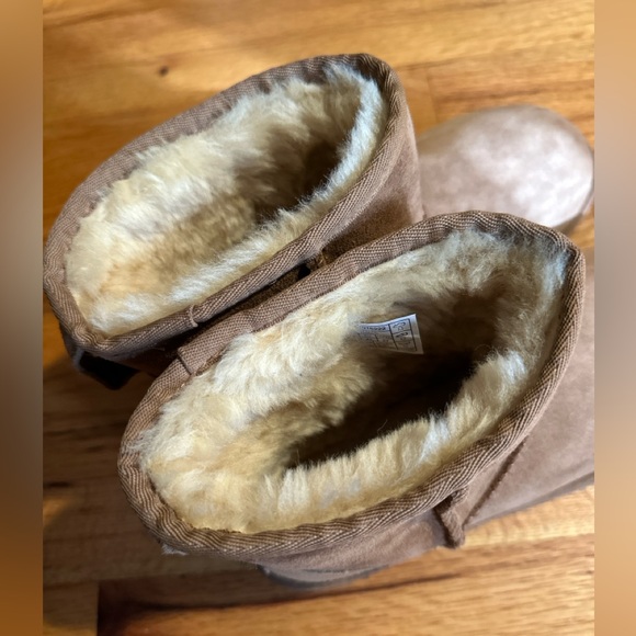 Size 10 woman’s short Ugg boots. Worn once. In new condition. - Picture 3 of 5